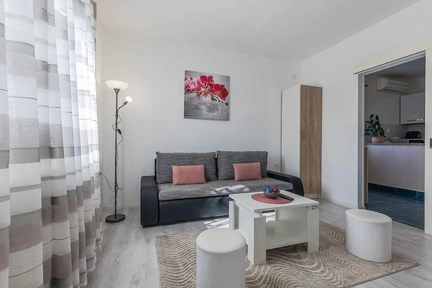 Charmantes Apartment Mit Privatem Balkon, Klima, Grill, Wifi, Nur Wenige Minuten Zum Strand Porec
