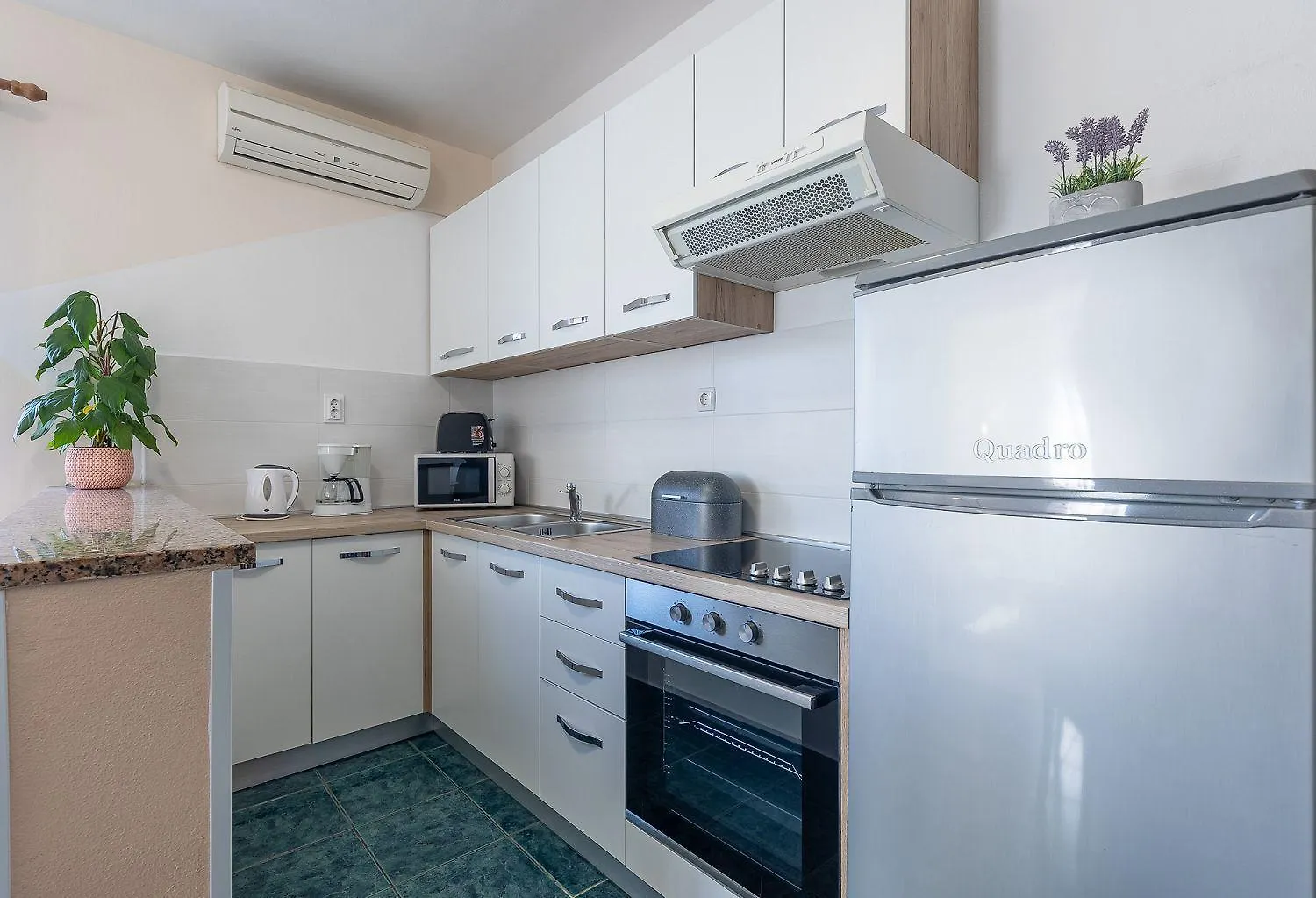Charmantes Apartment Mit Privatem Balkon, Klima, Grill, Wifi, Nur Wenige Minuten Zum Strand Porec Croatia
