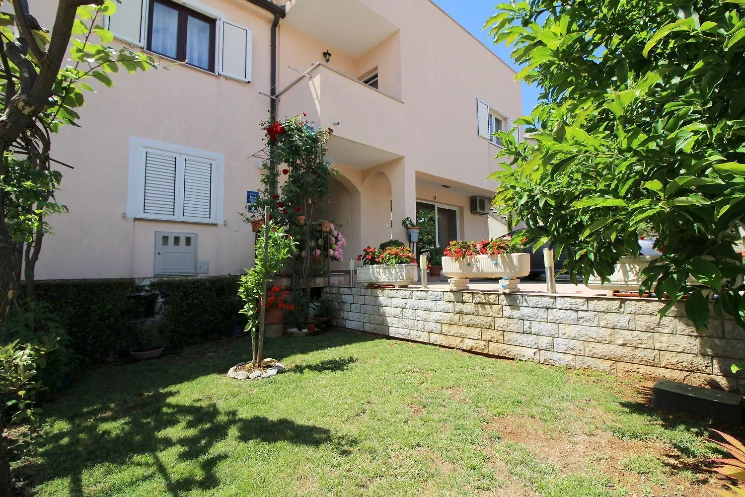 Charmantes Apartment Mit Privatem Balkon, Klima, Grill, Wifi, Nur Wenige Minuten Zum Strand Porec 0*,  Croatia
