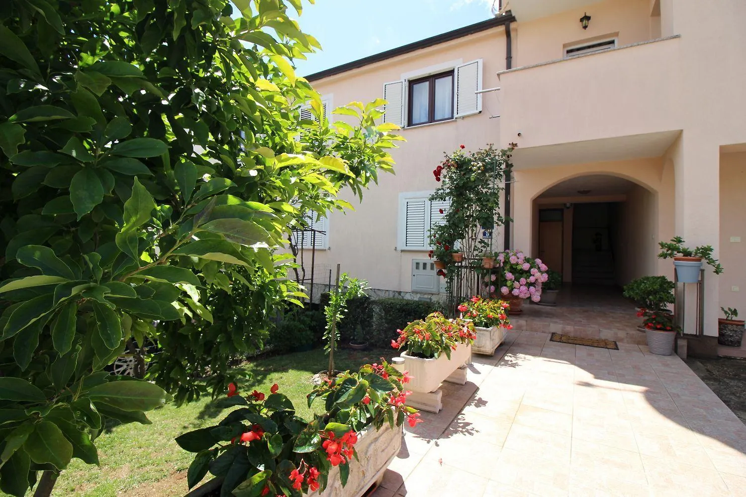Charmantes Apartment Mit Privatem Balkon, Klima, Grill, Wifi, Nur Wenige Minuten Zum Strand Porec