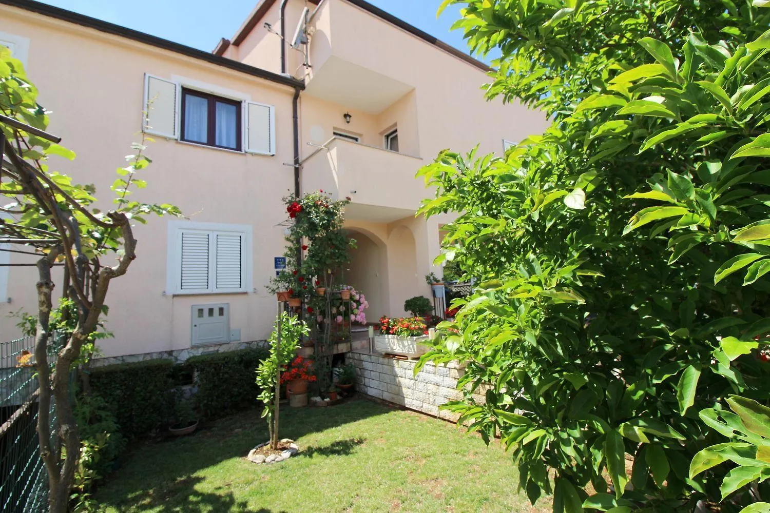 Charmantes Apartment Mit Privatem Balkon, Klima, Grill, Wifi, Nur Wenige Minuten Zum Strand Porec