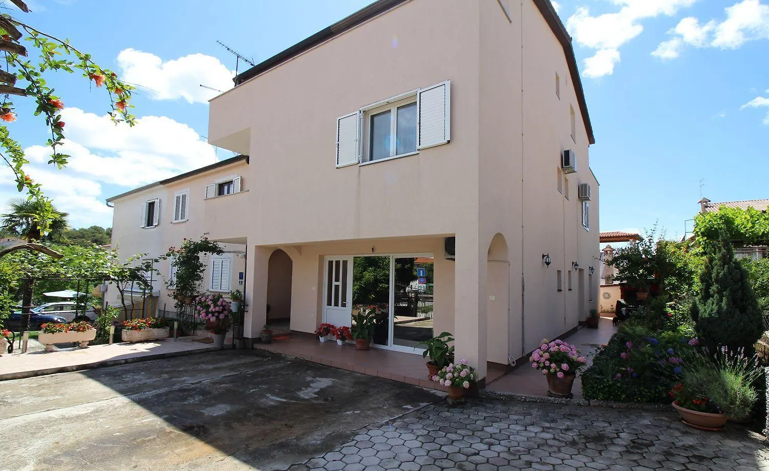 Charmantes Apartment Mit Privatem Balkon, Klima, Grill, Wifi, Nur Wenige Minuten Zum Strand Porec 0*,