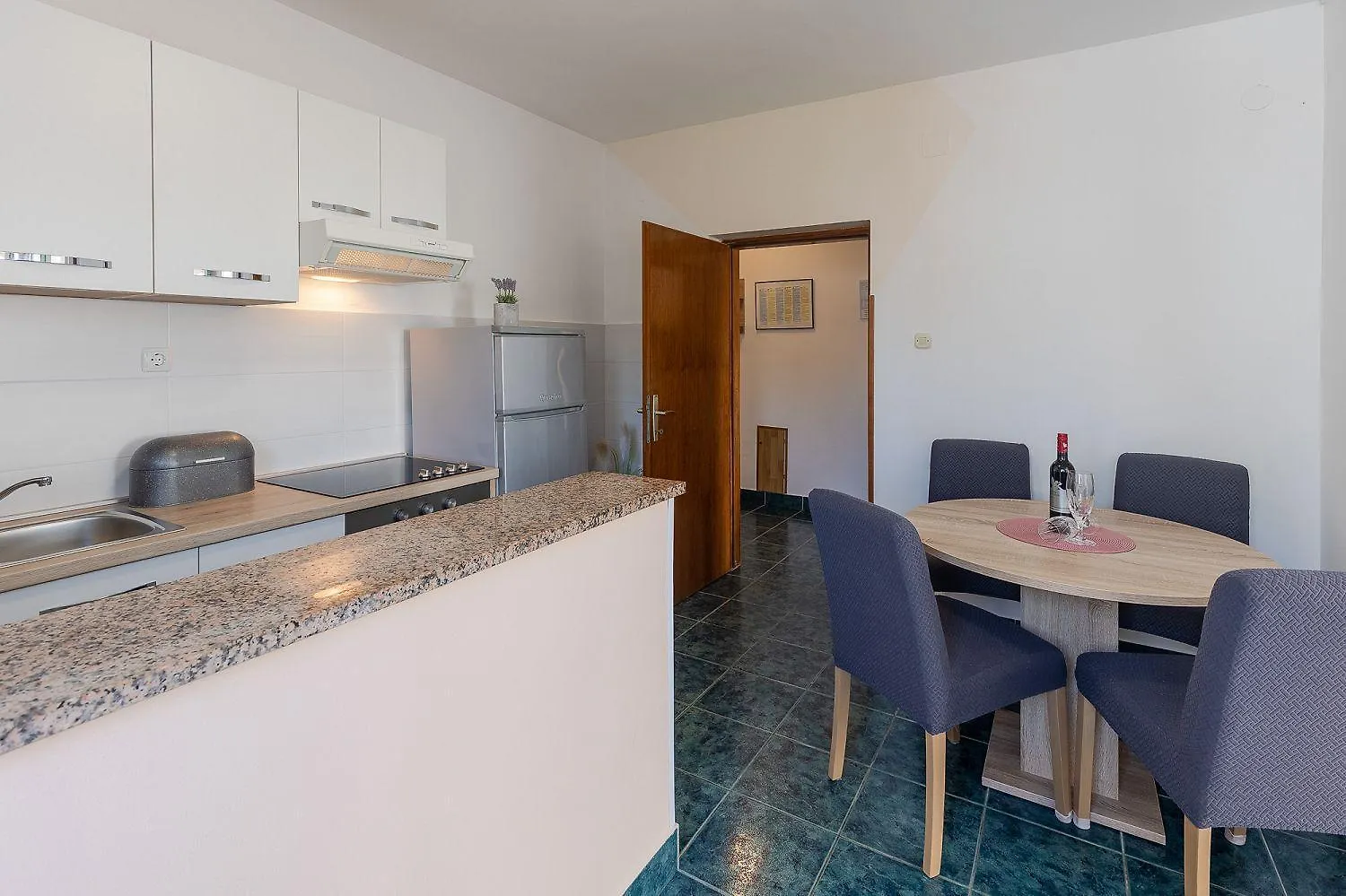 Charmantes Apartment Mit Privatem Balkon, Klima, Grill, Wifi, Nur Wenige Minuten Zum Strand Porec 0*,  Croatia