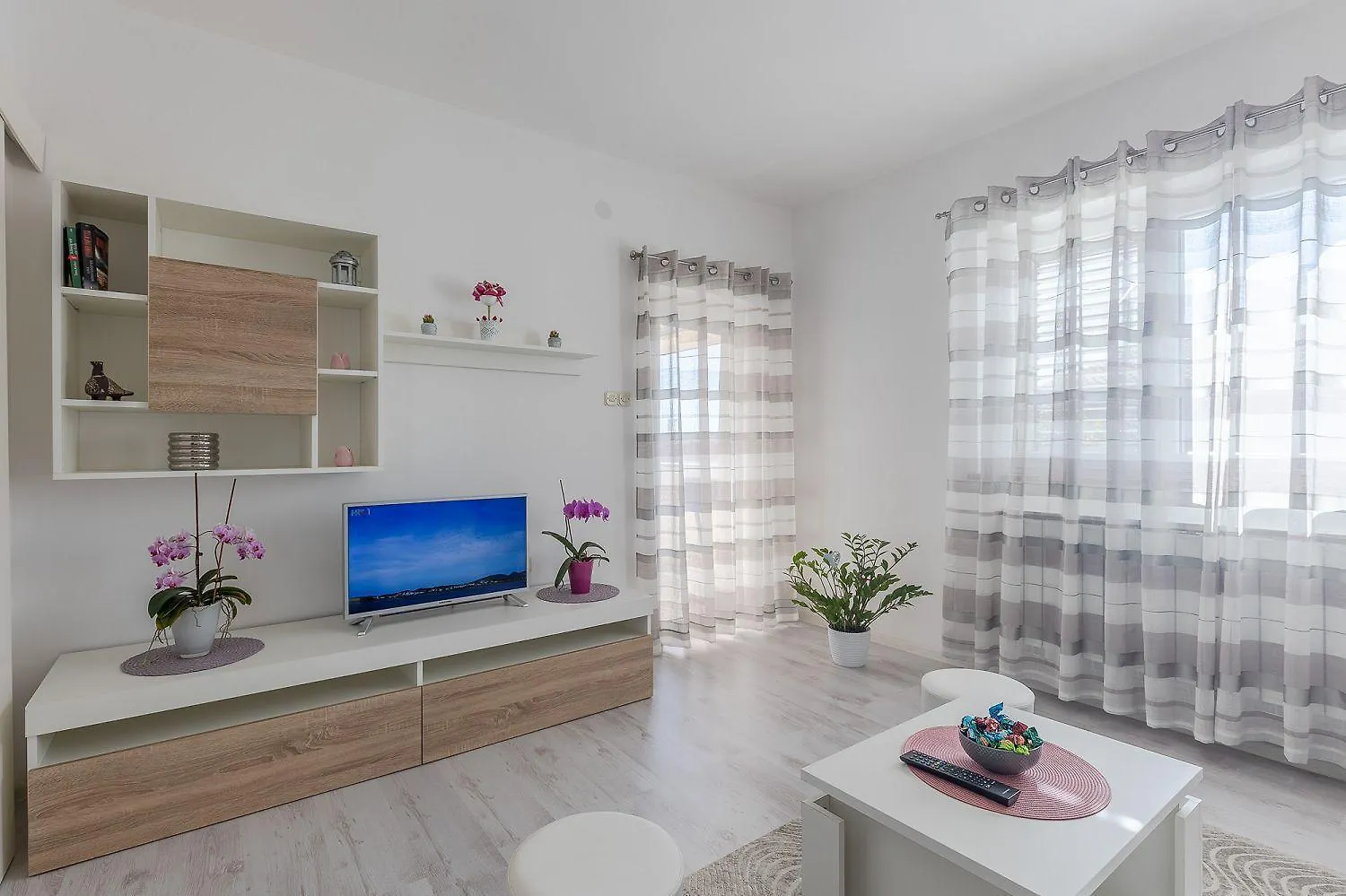 Charmantes Apartment Mit Privatem Balkon, Klima, Grill, Wifi, Nur Wenige Minuten Zum Strand Porec