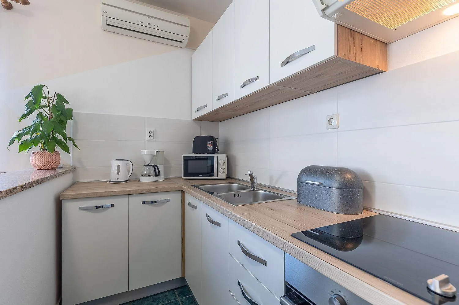 Charmantes Apartment Mit Privatem Balkon, Klima, Grill, Wifi, Nur Wenige Minuten Zum Strand Porec