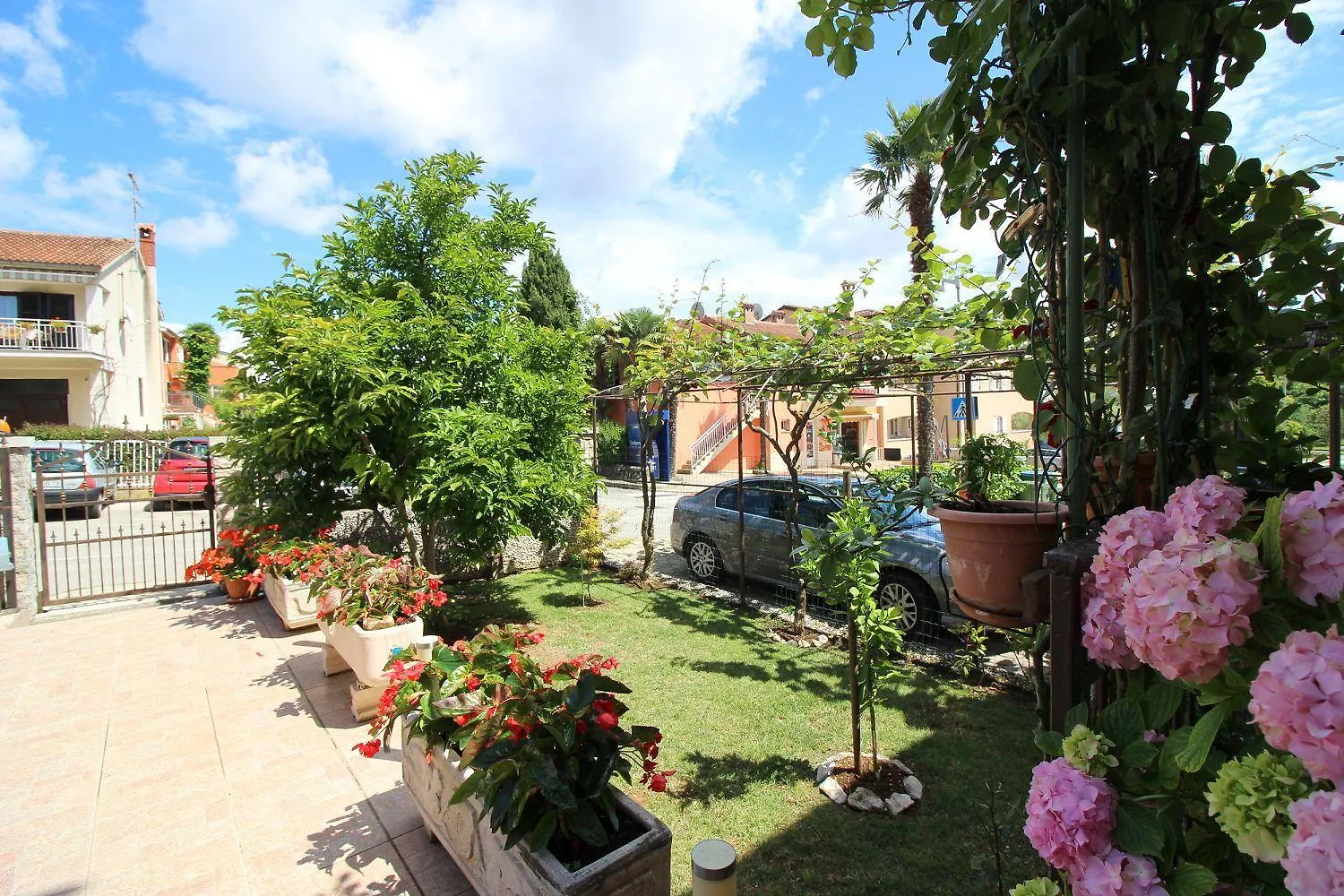 Charmantes Apartment Mit Privatem Balkon, Klima, Grill, Wifi, Nur Wenige Minuten Zum Strand Porec