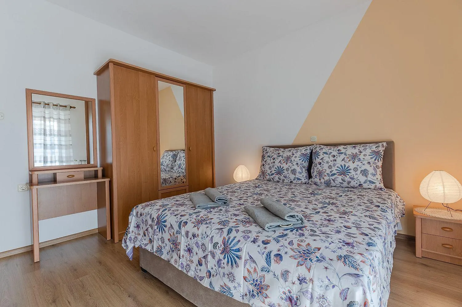 Charmantes Apartment Mit Privatem Balkon, Klima, Grill, Wifi, Nur Wenige Minuten Zum Strand Porec